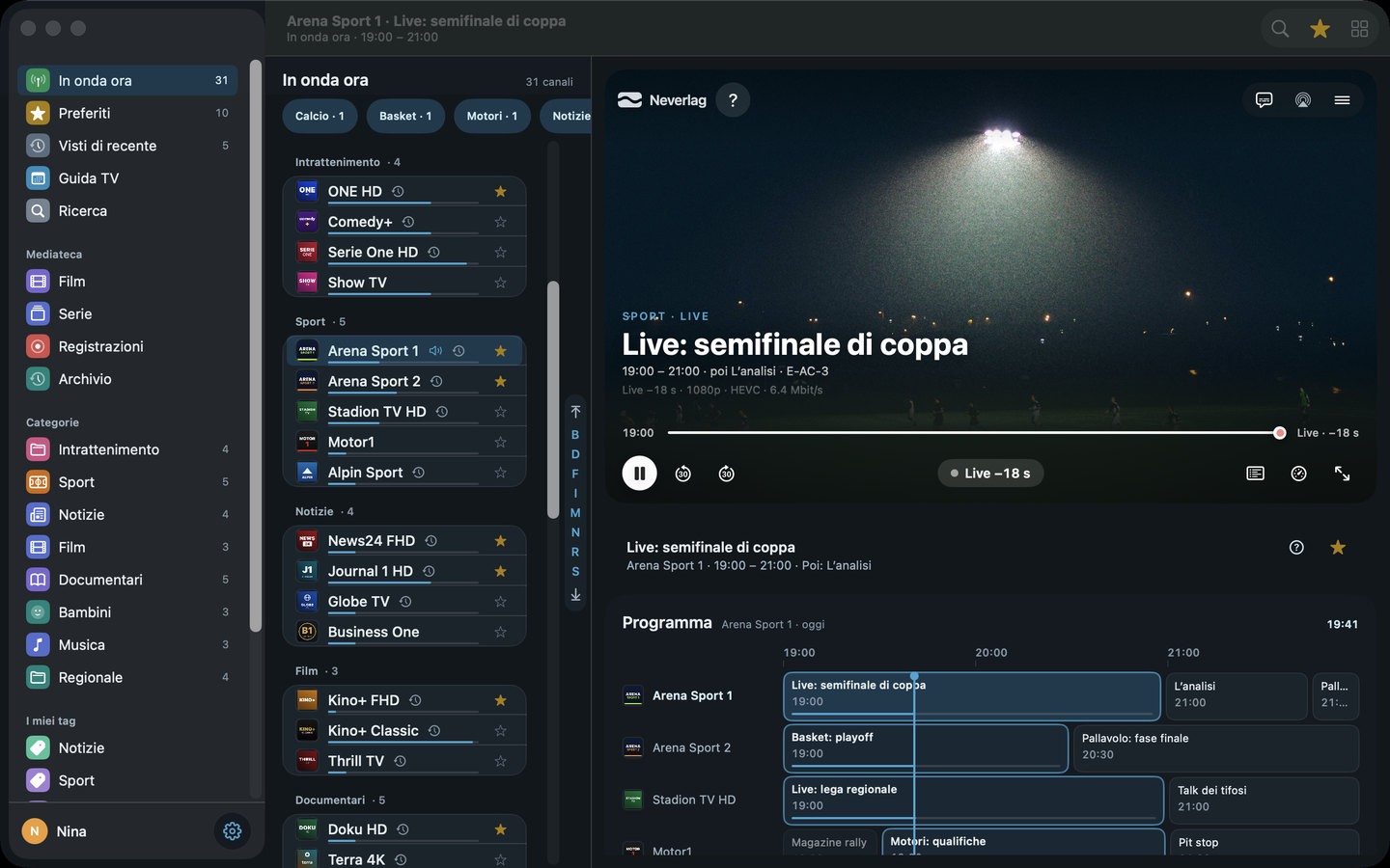 Neverlag sul Mac: a sinistra la barra laterale con In onda ora, Preferiti e Guida TV, poi l’elenco canali con i filtri per tema, il player e il palinsesto