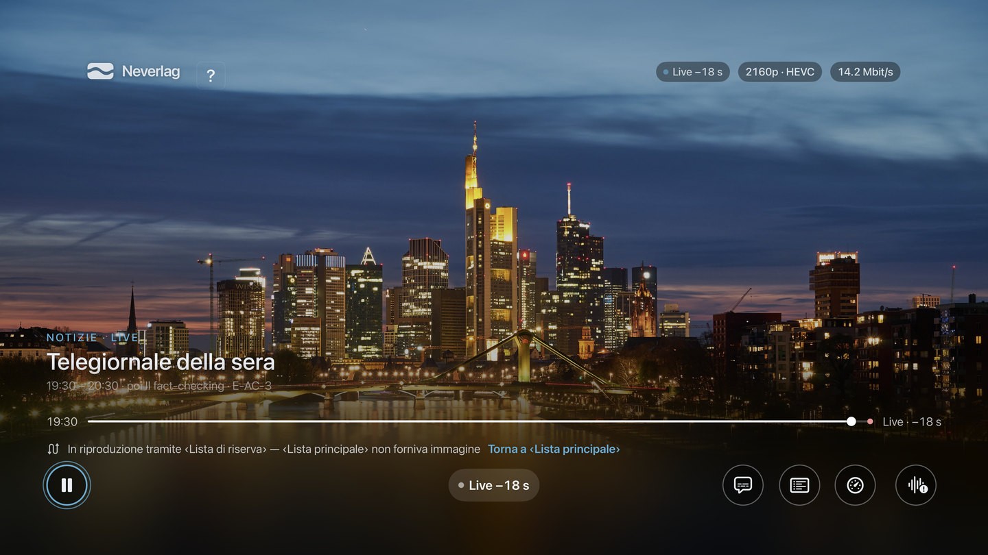 Neverlag su Apple TV: un canale di notizie con lo skyline di una città al tramonto e, in basso, una riga che indica la riproduzione tramite la seconda lista, con un pulsante per tornare alla lista principale