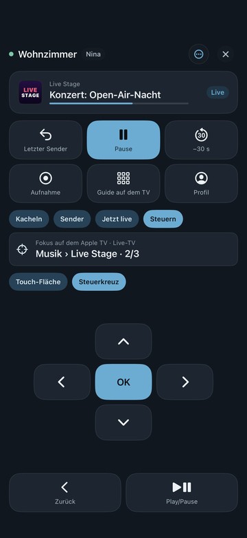Die Fernbedienung von Neverlag auf dem iPhone, Bereich «Steuern» mit Steuerkreuz: oben das Apple TV «Wohnzimmer», Schnelltasten, die Spiegelzeile «Musik › Live Stage · 2/3», darunter Pfeile mit OK, Zurück und Play/Pause