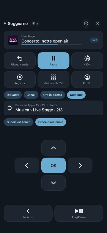 Il telecomando di Neverlag su iPhone, sezione «Comandi» con la croce direzionale: in alto l’Apple TV «Soggiorno», i tasti rapidi, la riga specchio «Musica › Live Stage · 2/3», poi le frecce con OK, Indietro e Play/Pausa