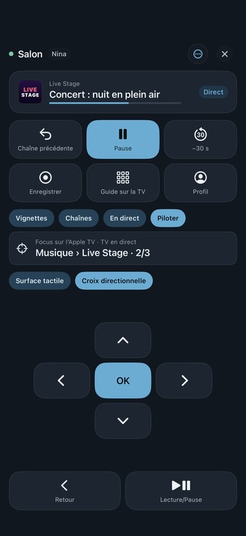 La télécommande de Neverlag sur iPhone, rubrique « Piloter » avec la croix directionnelle : en haut l’Apple TV « Salon », les touches rapides, la ligne miroir « Musique › Live Stage · 2/3 », puis les flèches avec OK, Retour et Lecture/Pause
