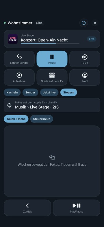 Die Fernbedienung von Neverlag auf dem iPhone, Bereich «Steuern» mit Touch-Fläche: oben das Apple TV «Wohnzimmer», Schnelltasten, die Spiegelzeile, darunter die Fläche «Wischen bewegt den Fokus, Tippen wählt aus», Zurück und Play/Pause