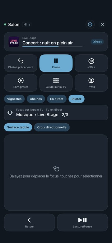 La télécommande de Neverlag sur iPhone, rubrique « Piloter » avec la surface tactile : en haut l’Apple TV « Salon », les touches rapides, la ligne miroir, puis la surface « Balayez pour déplacer le focus, touchez pour sélectionner », Retour et Lecture/Pause