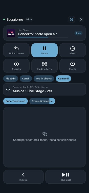 Il telecomando di Neverlag su iPhone, sezione «Comandi» con la superficie touch: in alto l’Apple TV «Soggiorno», i tasti rapidi, la riga specchio, poi la superficie «Scorri per spostare il focus, tocca per selezionare», Indietro e Play/Pausa