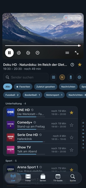 Die Startseite von Neverlag auf dem iPhone: oben der laufende Sender mit Player-Leiste und Tacho, darunter Suche, Filter wie Favoriten, Fussball und Nachrichten und die Senderliste nach Gruppen mit Restzeit