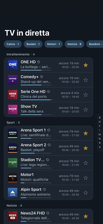 La lista Live TV di Neverlag su iPhone: in alto filtri come «Calcio · 1» e «Basket · 1», sotto i canali per gruppo con il programma in corso e il tempo rimanente