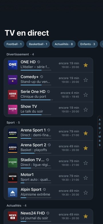 La liste du direct de Neverlag sur iPhone : en haut des filtres comme « Football · 1 » et « Basketball · 1 », en dessous les chaînes par groupe avec l’émission en cours et le temps restant